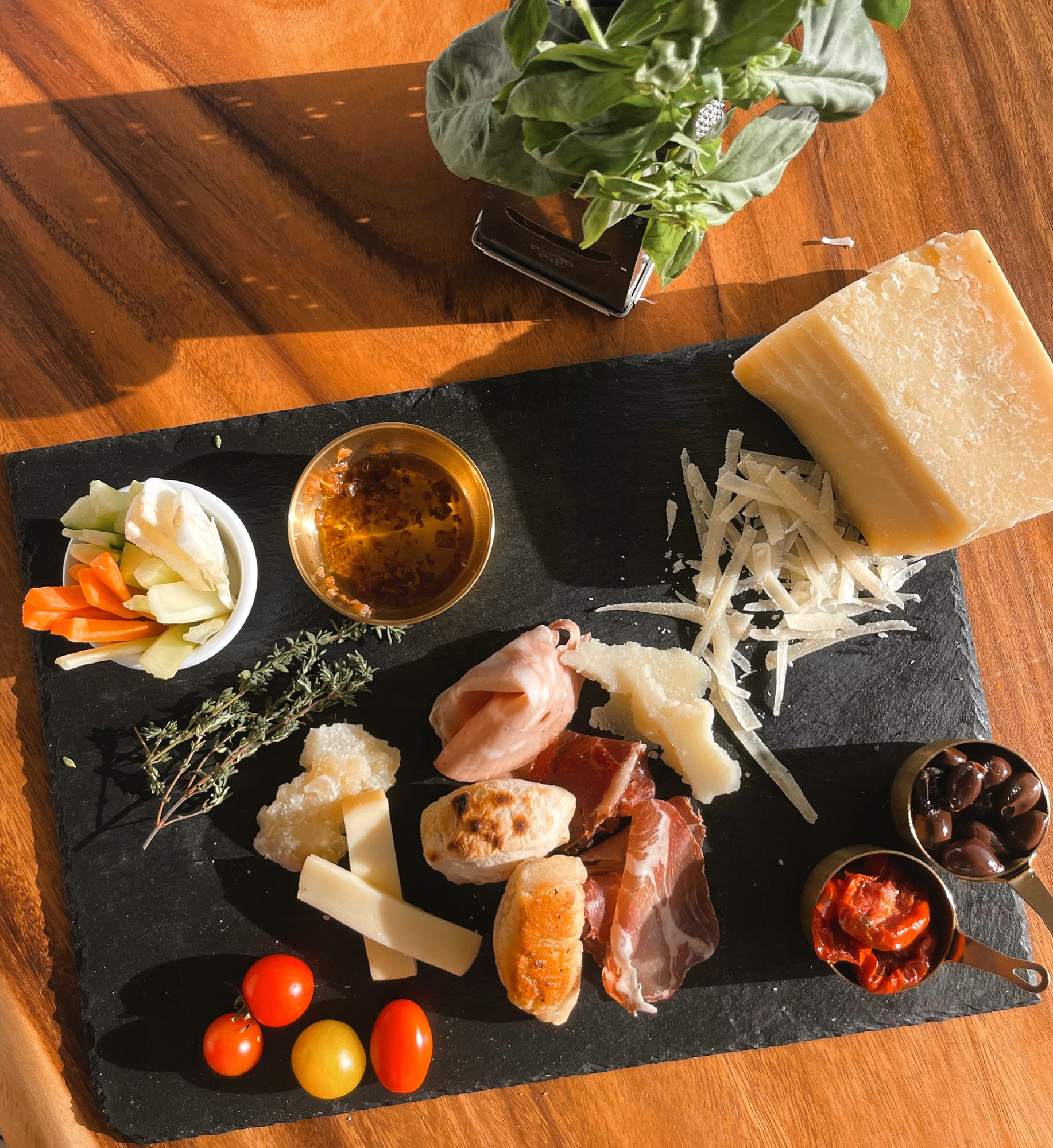 00 Cada plato es una experiencia. Cocina italiana auténtica elaborada con producto fresco, recetas de origen y el Mediterráneo como inspiración. Descubre nuestra carta a través de estas imágenes.