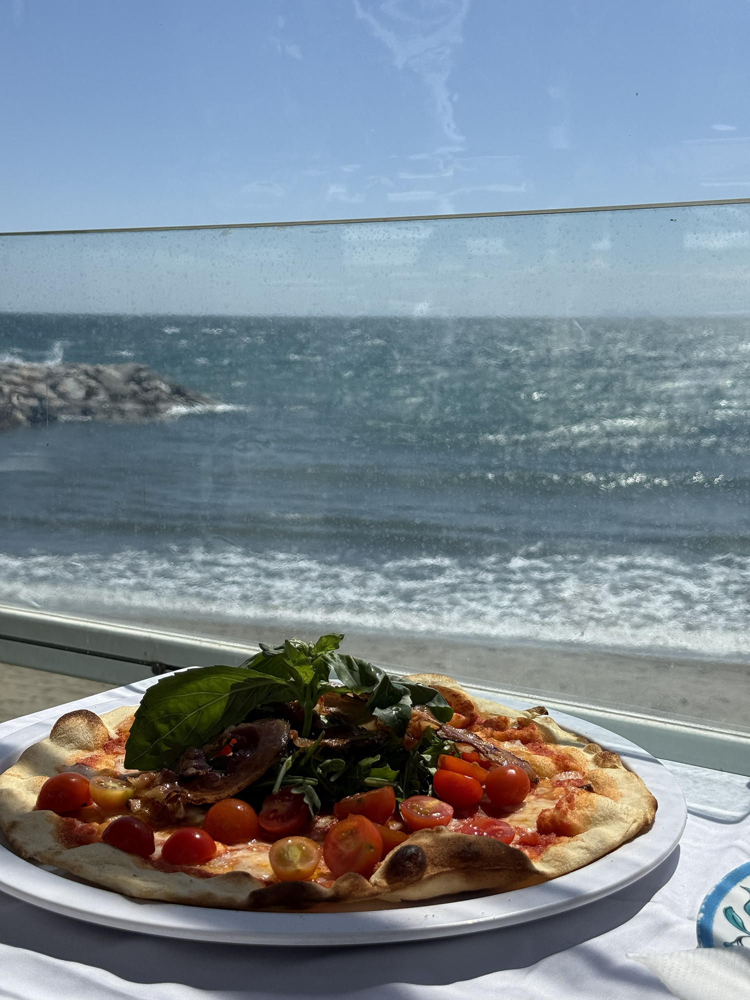 02 Un rincón con alma mediterránea. Disfruta de nuestra terraza con vistas únicas, el lugar perfecto para una comida tranquila o una noche especial bajo las estrellas.