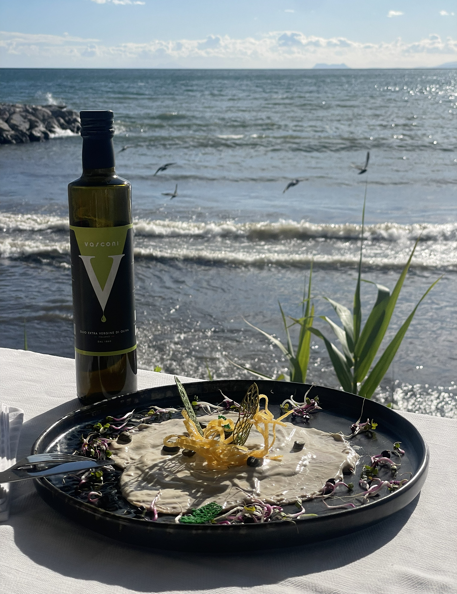 06 Un rincón con alma mediterránea. Disfruta de nuestra terraza con vistas únicas, el lugar perfecto para una comida tranquila o una noche especial bajo las estrellas.