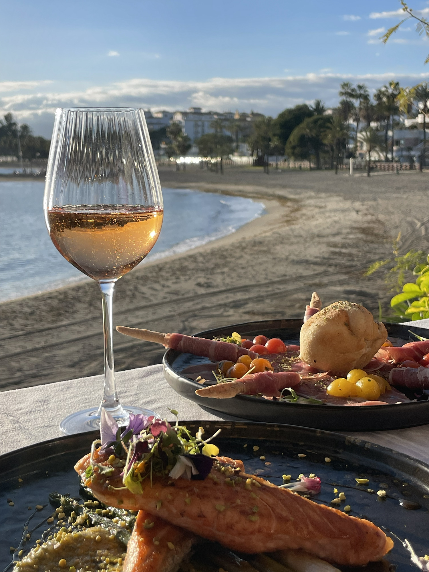 08 Un rincón con alma mediterránea. Disfruta de nuestra terraza con vistas únicas, el lugar perfecto para una comida tranquila o una noche especial bajo las estrellas.