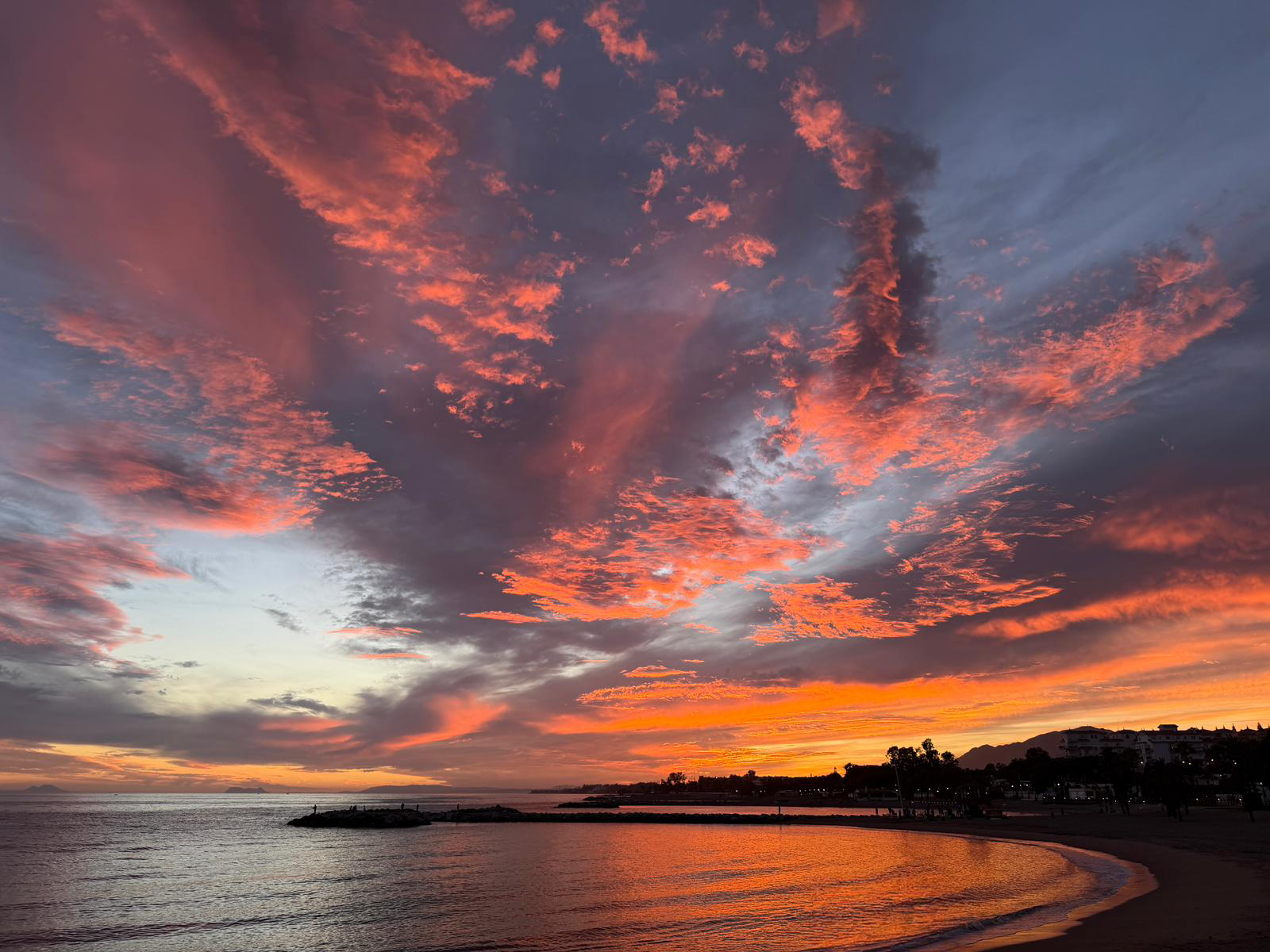 10 Un rincón con alma mediterránea. Disfruta de nuestra terraza con vistas únicas, el lugar perfecto para una comida tranquila o una noche especial bajo las estrellas.