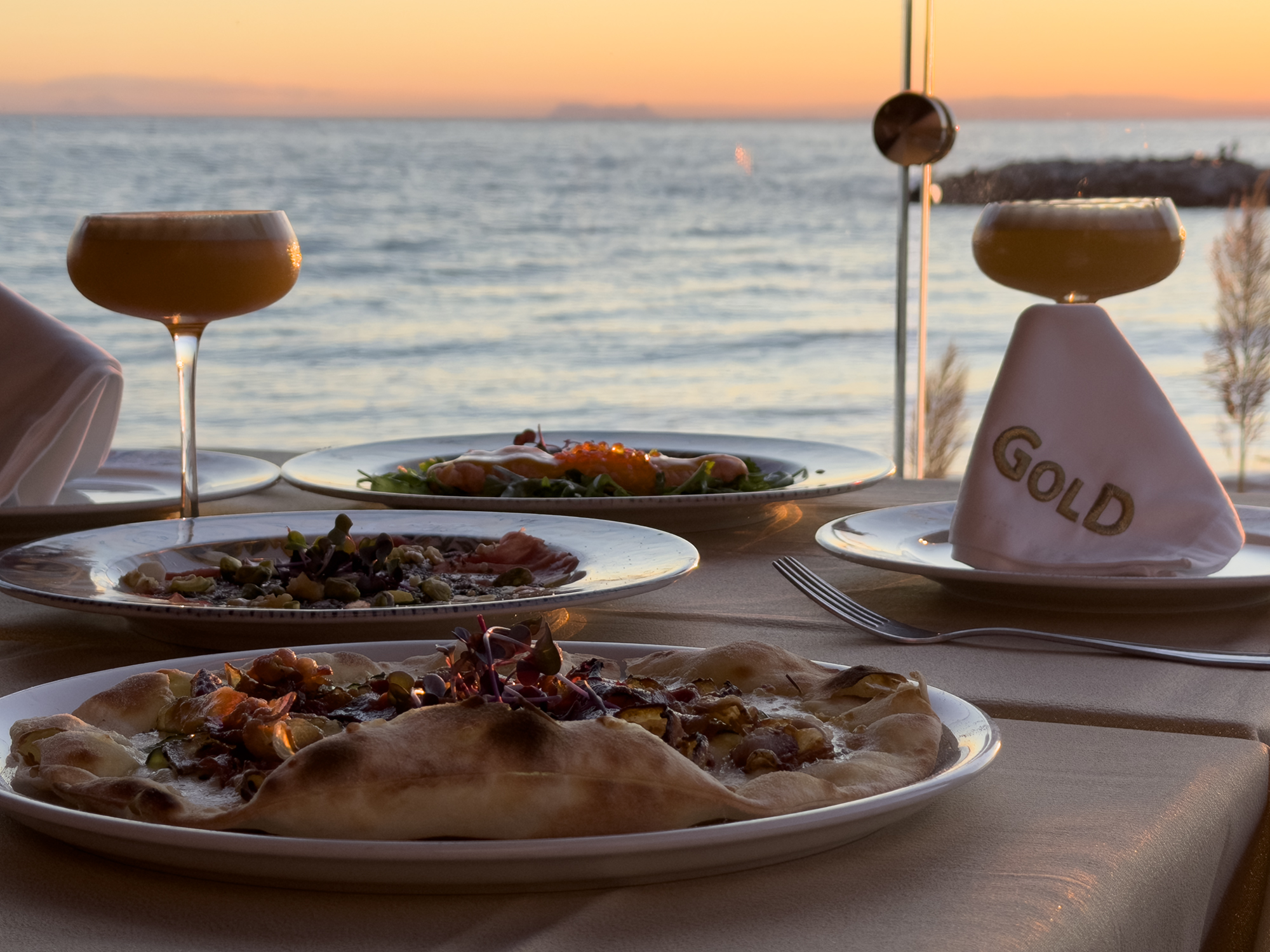 12 Un rincón con alma mediterránea. Disfruta de nuestra terraza con vistas únicas, el lugar perfecto para una comida tranquila o una noche especial bajo las estrellas.