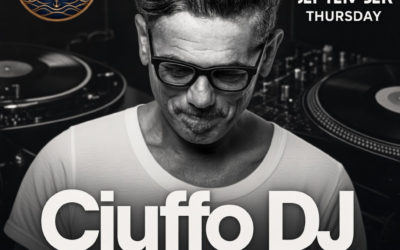 El próximo 3 de septiembre, nos visitará el reconocido Ciuffo DJ para ofrecernos una sesión en directo exclusiva que transformará nuestra velada en una experiencia sensorial única frente al mar. El próximo 3 de septiembre, nos visitará el reconocido Ciuffo DJ para ofrecernos una sesión en directo exclusiva que transformará nuestra velada en una experiencia sensorial única frente al mar.
